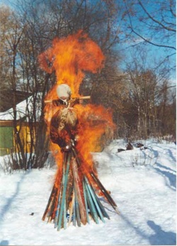 Традиционный обряд окончания Масленицы — сжигание соломенного чучела, которое являлось символом уходящей зимы
